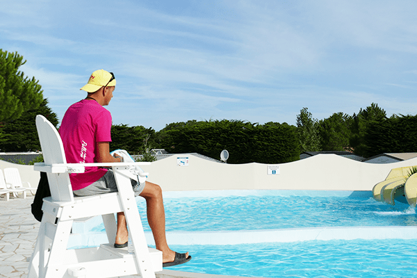 Camping La Parée du Jonc surveillant de baignade